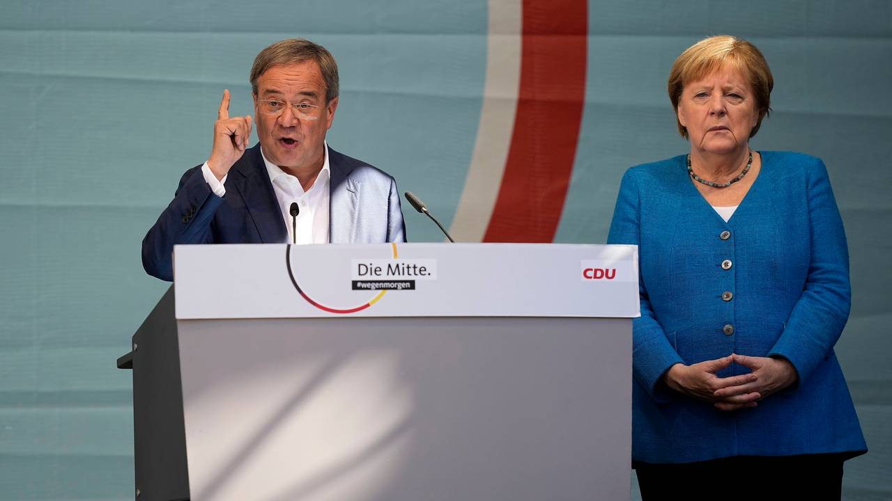 CDU-Kanzlerkandidat Armin Laschet und Noch-Kanzlerin Angela Merkel bei ihrem gemeinsamen Wahlkampfauftritt am Samstag, 25. September, in Aachen. Laschet spricht ins Mikro, Merkel steht daneben.