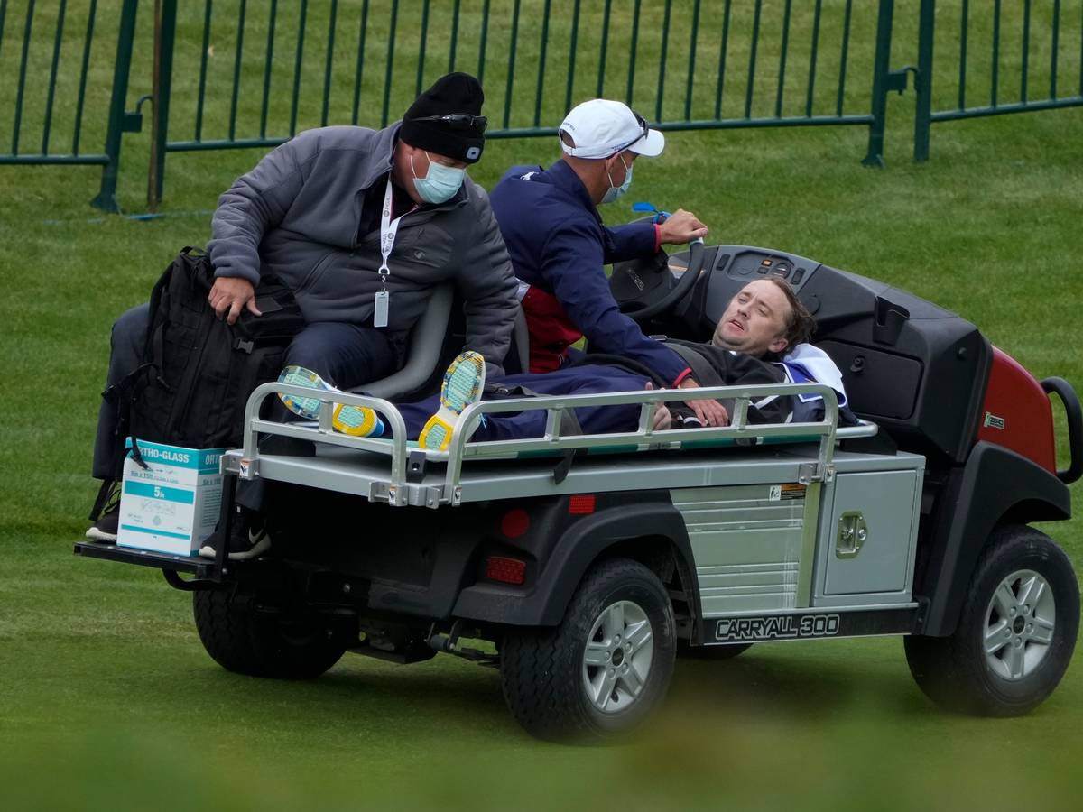 Golf: Ryder Cup in Whistling Straits. Tom Felton, britischer Schauspieler, wird geholfen, nachdem er am 18. Loch während eines Trainingstages beim Ryder Cup auf dem Whistling Straits Golf Course zusammengebrochen ist.
