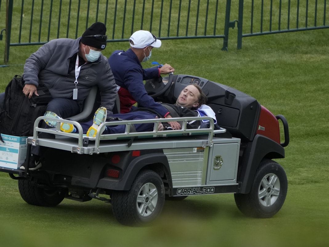 Golf: Ryder Cup in Whistling Straits. Tom Felton, britischer Schauspieler, wird geholfen, nachdem er am 18. Loch während eines Trainingstages beim Ryder Cup auf dem Whistling Straits Golf Course zusammengebrochen ist.