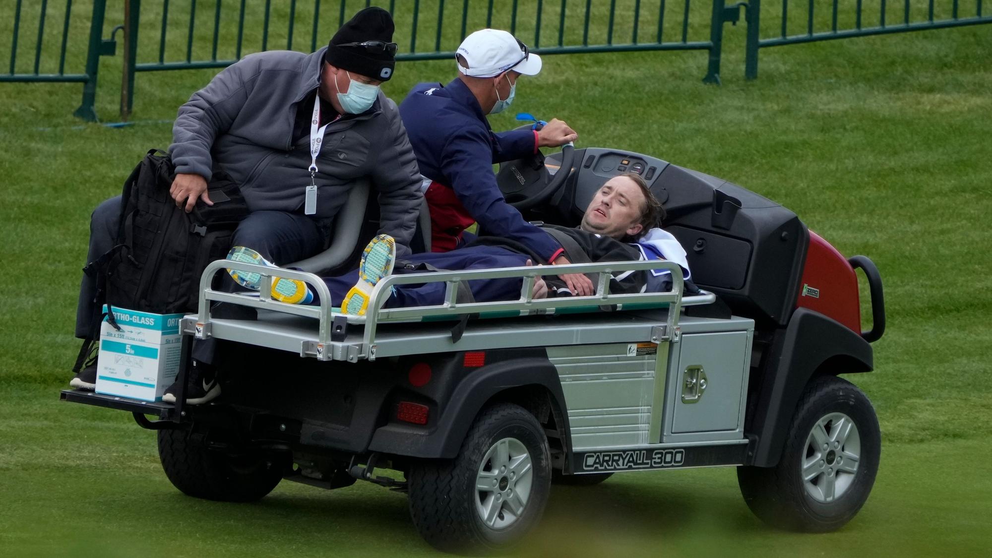 Golf: Ryder Cup in Whistling Straits. Tom Felton, britischer Schauspieler, wird geholfen, nachdem er am 18. Loch während eines Trainingstages beim Ryder Cup auf dem Whistling Straits Golf Course zusammengebrochen ist.