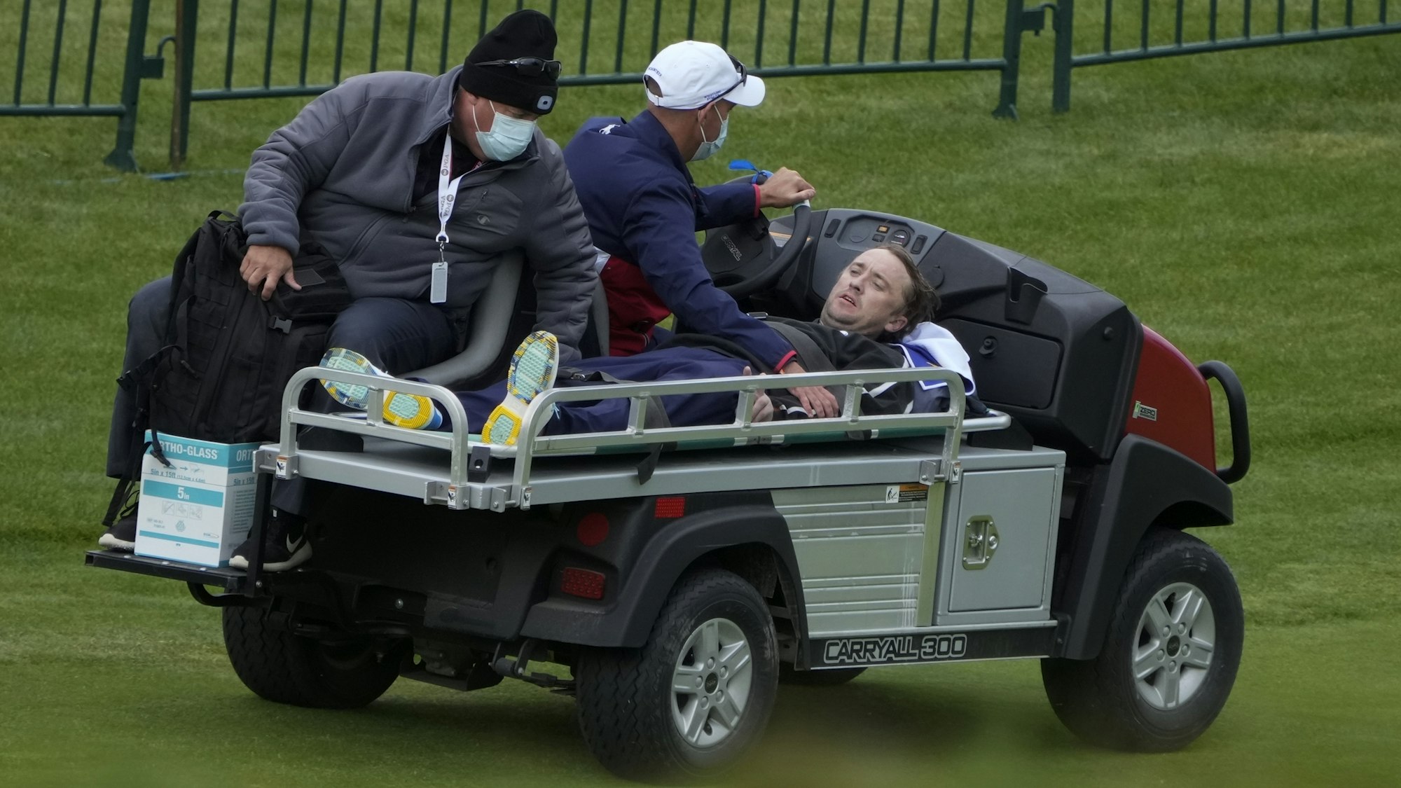 Golf: Ryder Cup in Whistling Straits. Tom Felton, britischer Schauspieler, wird geholfen, nachdem er am 18. Loch während eines Trainingstages beim Ryder Cup auf dem Whistling Straits Golf Course zusammengebrochen ist.