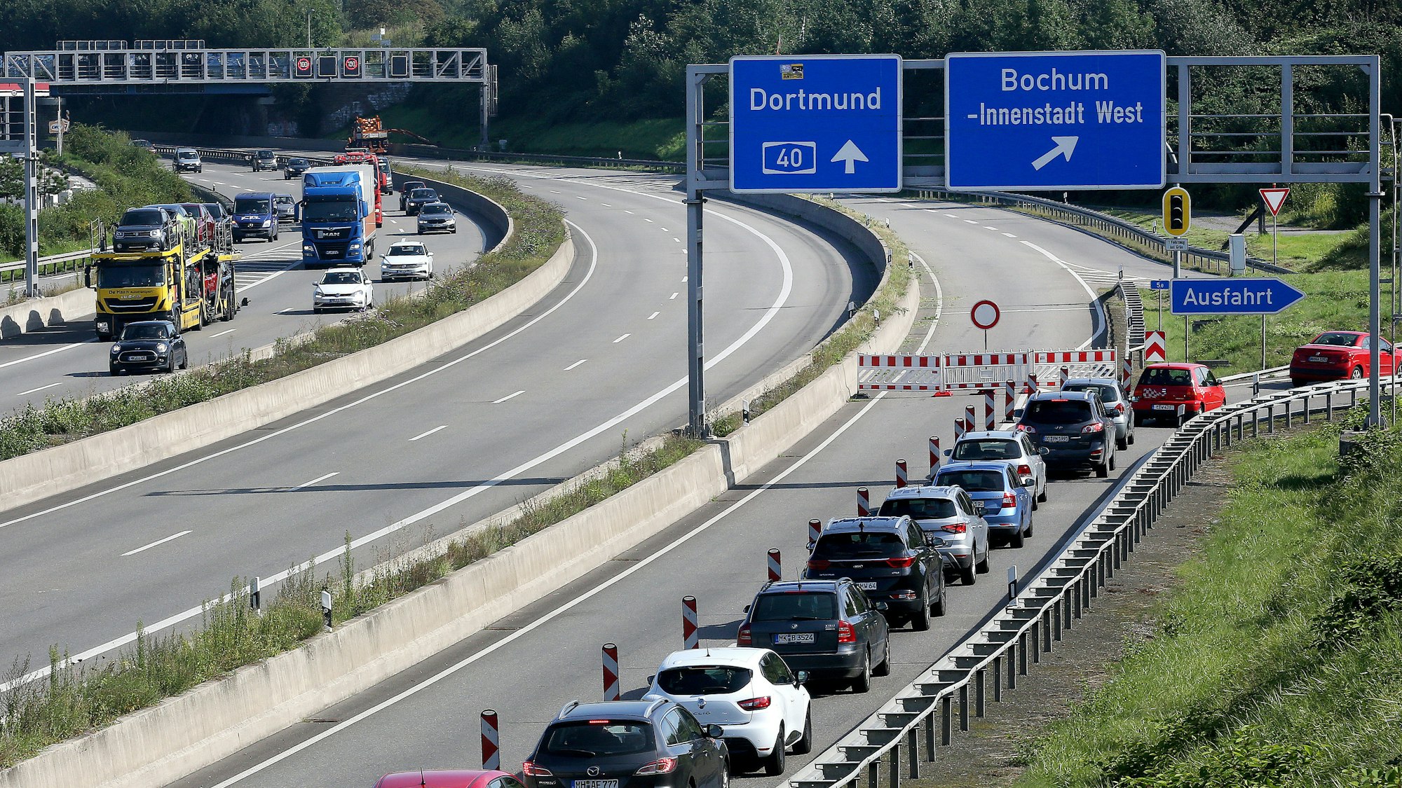 Autos werden am 25. August 2021 auf der Autobahn 40 an der Ausfahrt Bochum West abgeleitet. Wegen des Brandes in einem Reifenlager direkt an der Autobahn musste der Abschnitt der A40 gesperrt werden. +++ dpa-Bildfunk +++