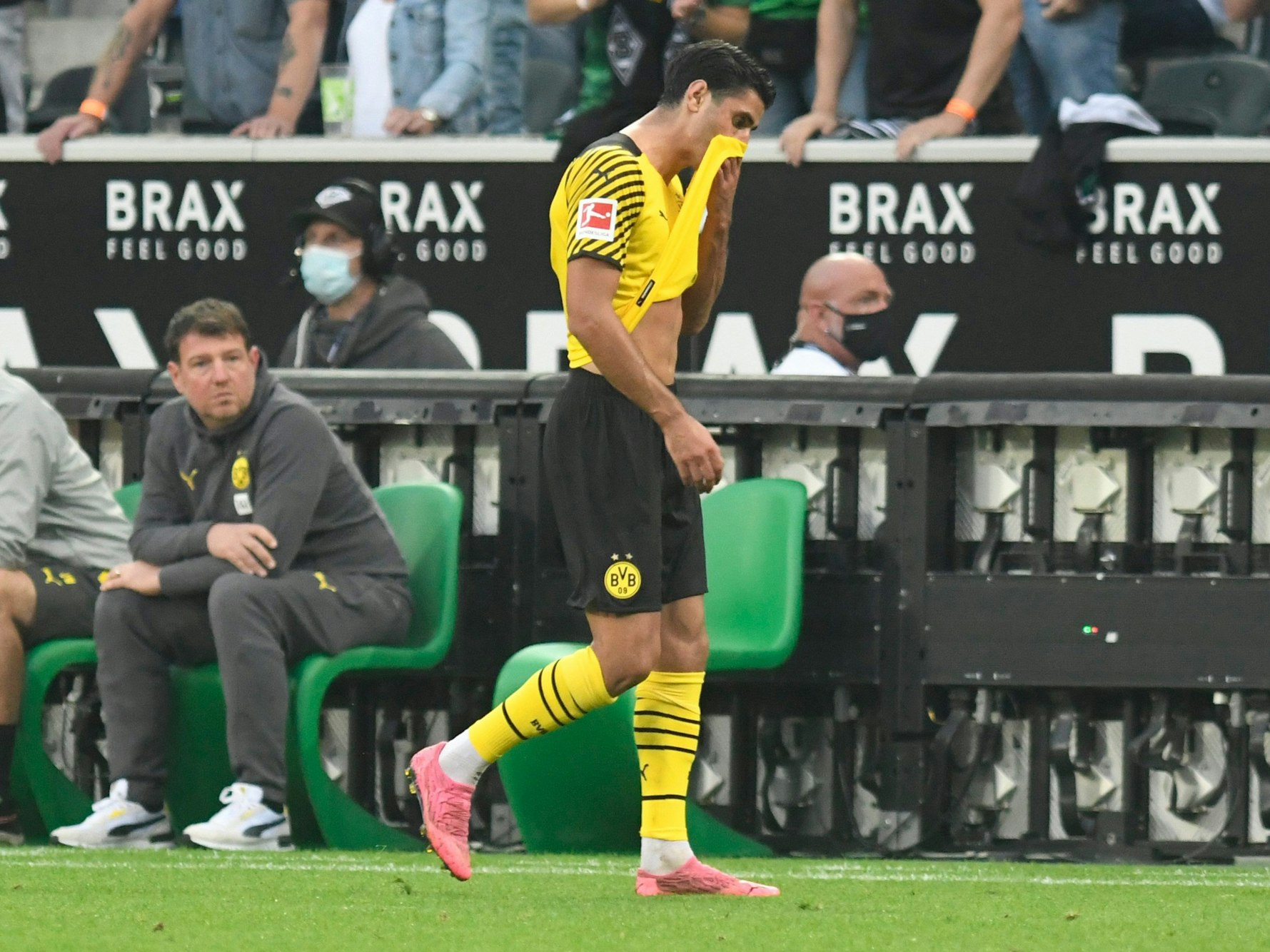 Mo Dahoud geht vom Platz