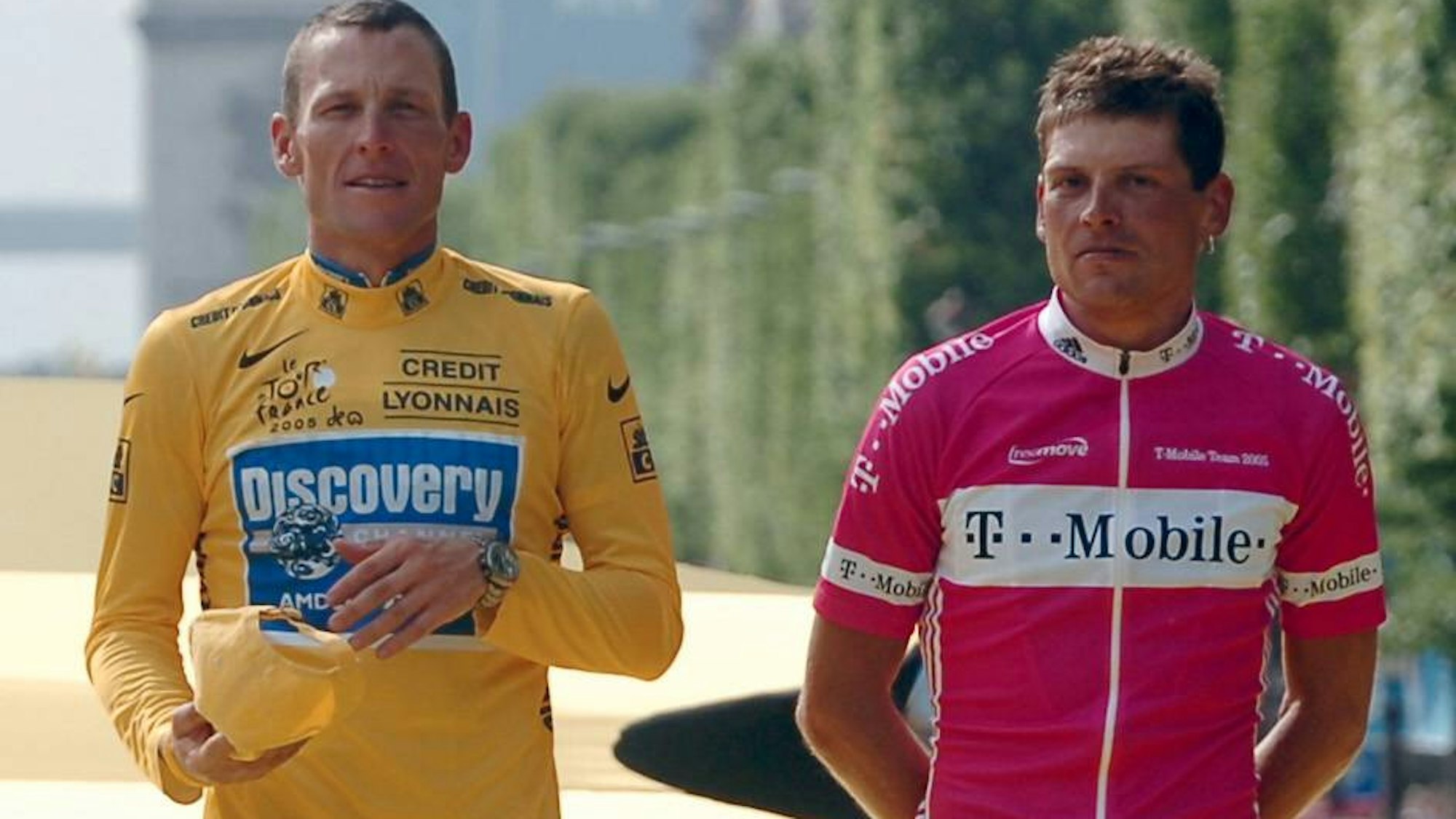 Gesamtsieger Lance Armstrong (USA / Discovery Channel, li.) und sein Dauerrivale Jan Ullrich (Deutschland / T Mobile) 2005
