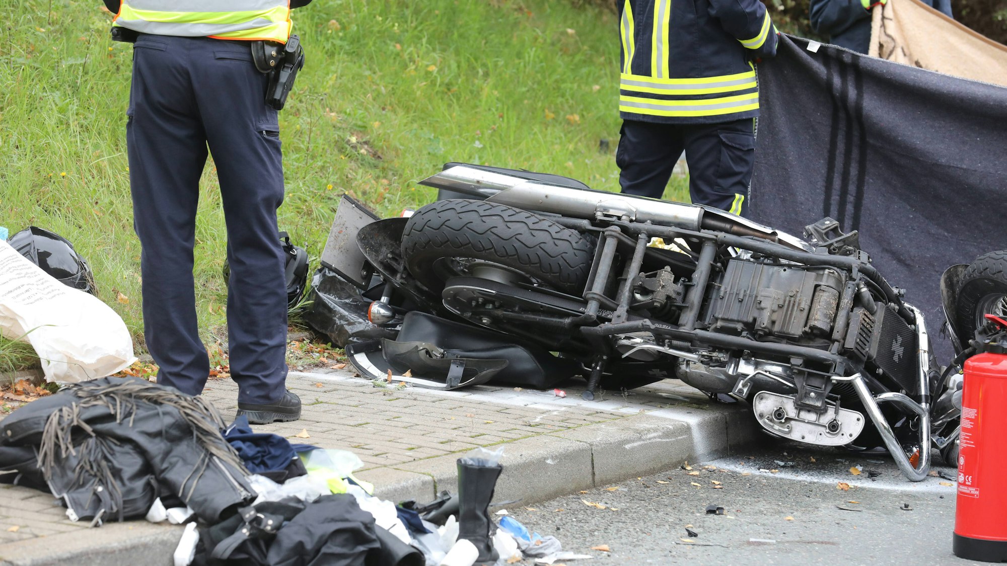 Rettungskräfte stehen neben einem auf der Straße liegendem Motorrad. Ein 66-jähriger Fahrer eines Motorrad-Gespanns ist bei einem Unfall in der Nähe von Freiburg mit einem Lkw zusammengestoßen und ums Leben gekommen. Unser Symbolfoto vom 25. September 2020 zeigt eine Unfallstelle in Greiz (Thüringen).