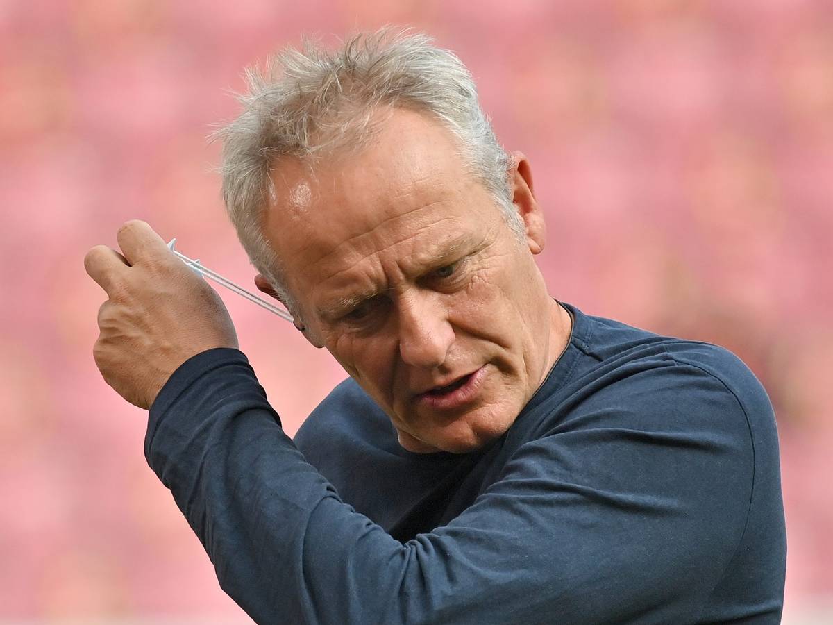 Freiburgs Trainer Christian Streich beim Interview