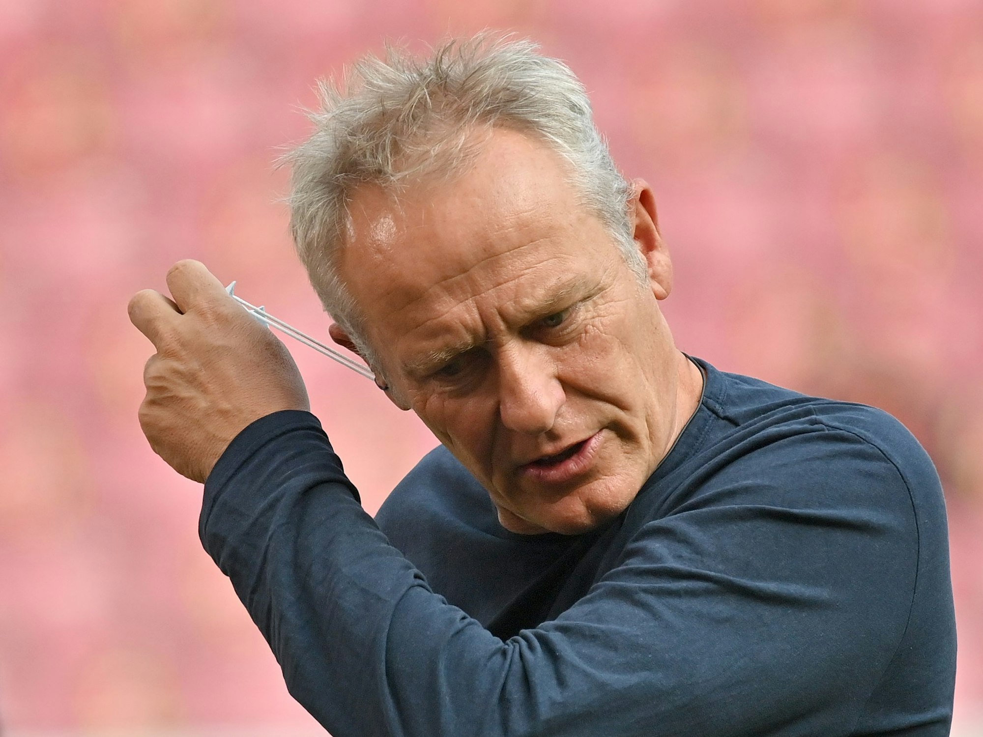 Freiburgs Trainer Christian Streich beim Interview