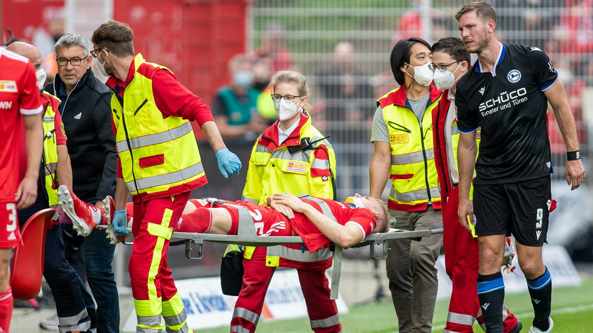 Timo Baumgartl wird auf einer Trage vom Platz gebracht