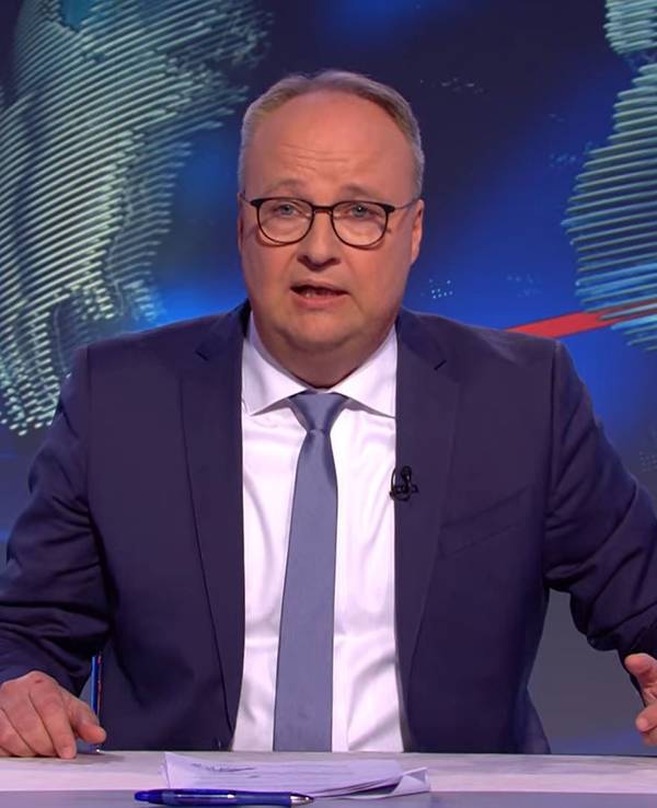 "Asoziales Stück Sch...!" Bewegung fand Oliver Welke in der "heute-show" am 24. September klare Worte. Welke sitzt im blauen Anzug am Moderatorenpult.