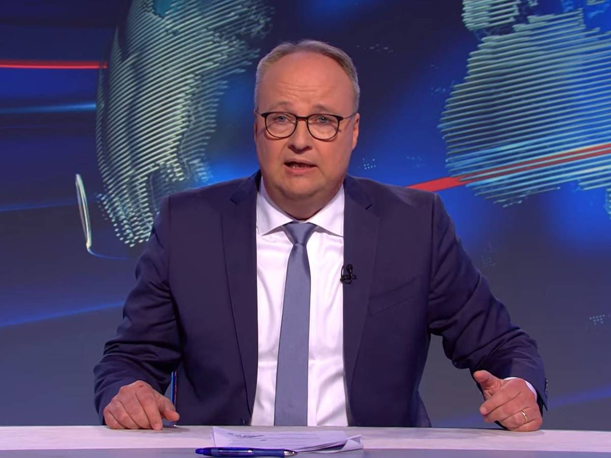 "Asoziales Stück Sch...!" Bewegung fand Oliver Welke in der "heute-show" am 24. September klare Worte. Welke sitzt im blauen Anzug am Moderatorenpult.