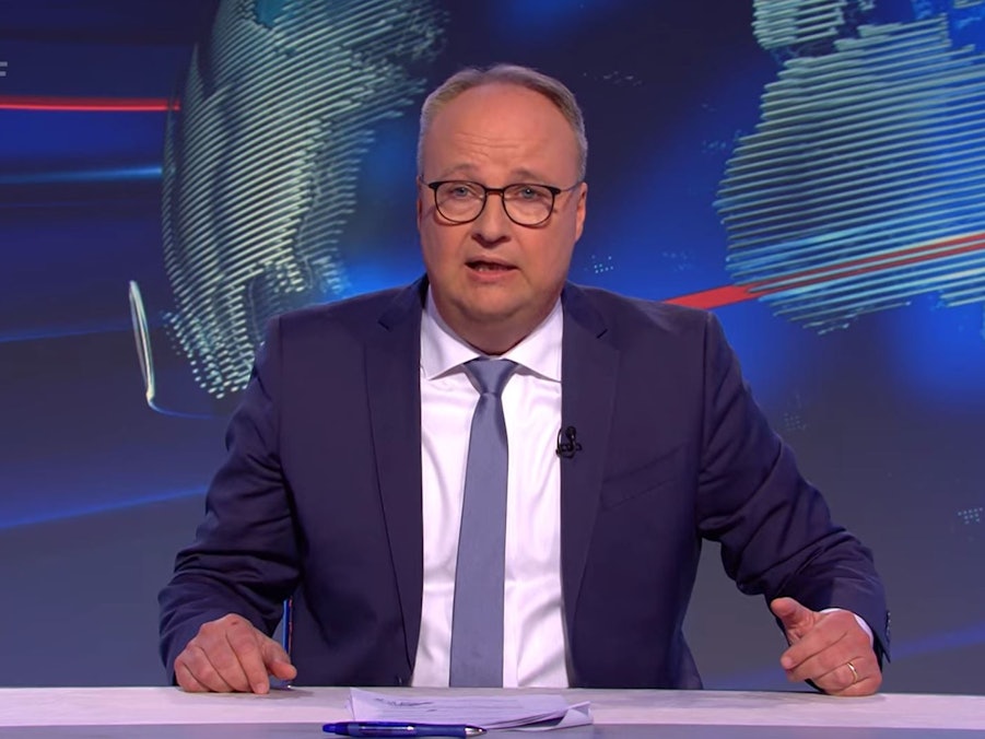 "Asoziales Stück Sch...!" Bewegung fand Oliver Welke in der "heute-show" am 24. September klare Worte. Welke sitzt im blauen Anzug am Moderatorenpult.