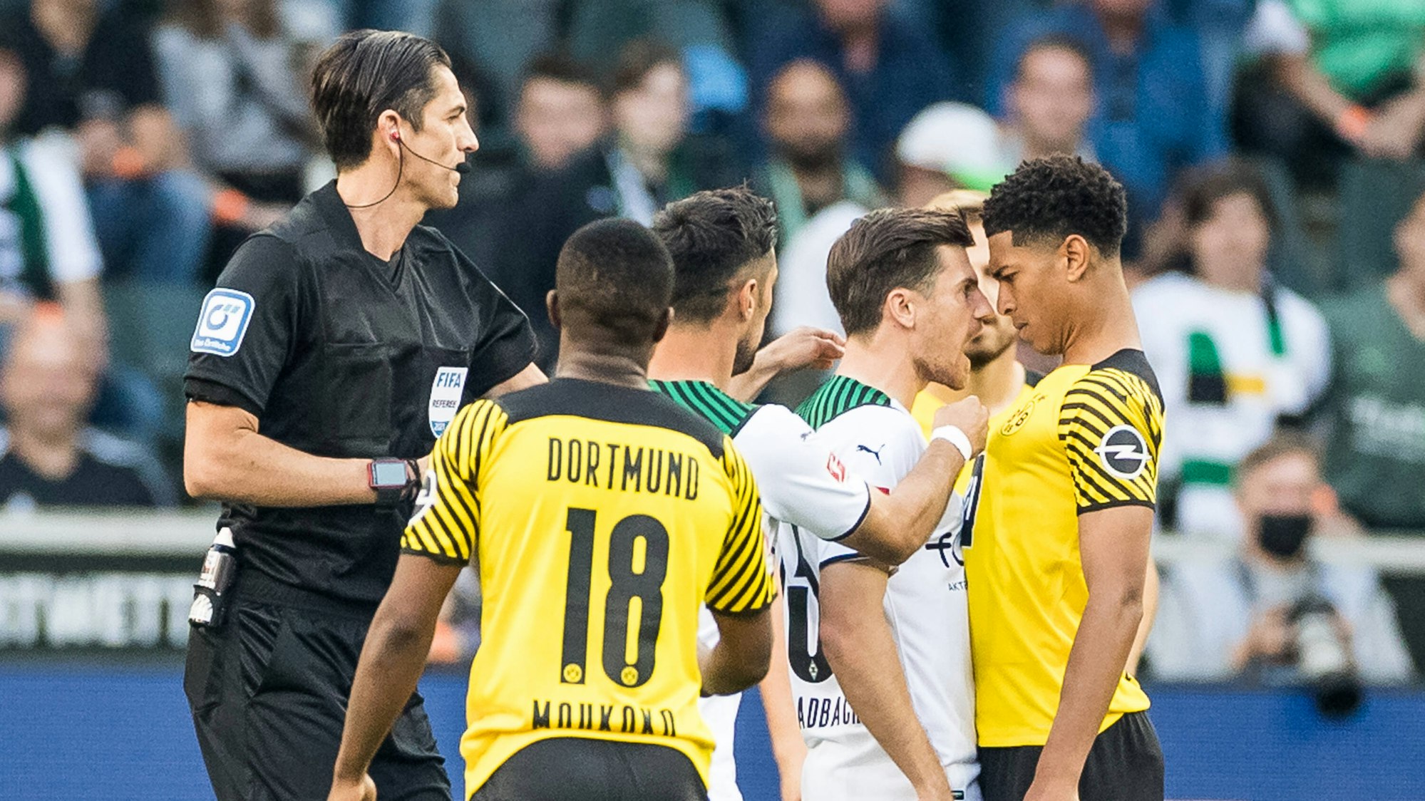 Jonas Hofmann und Jude Bellingham stehen Kopf an Kopf