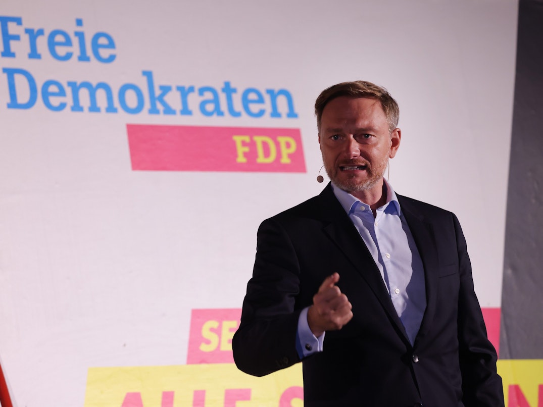 FDP-Chef Christian Lindner beim Wahlkampfabschluss am Freitag (24. September) in Berlin, anschließend ging es am Samstag nach Düsseldorf. In seiner Rede bekam jeder politische Spitzenkandidat sein Fett weg.