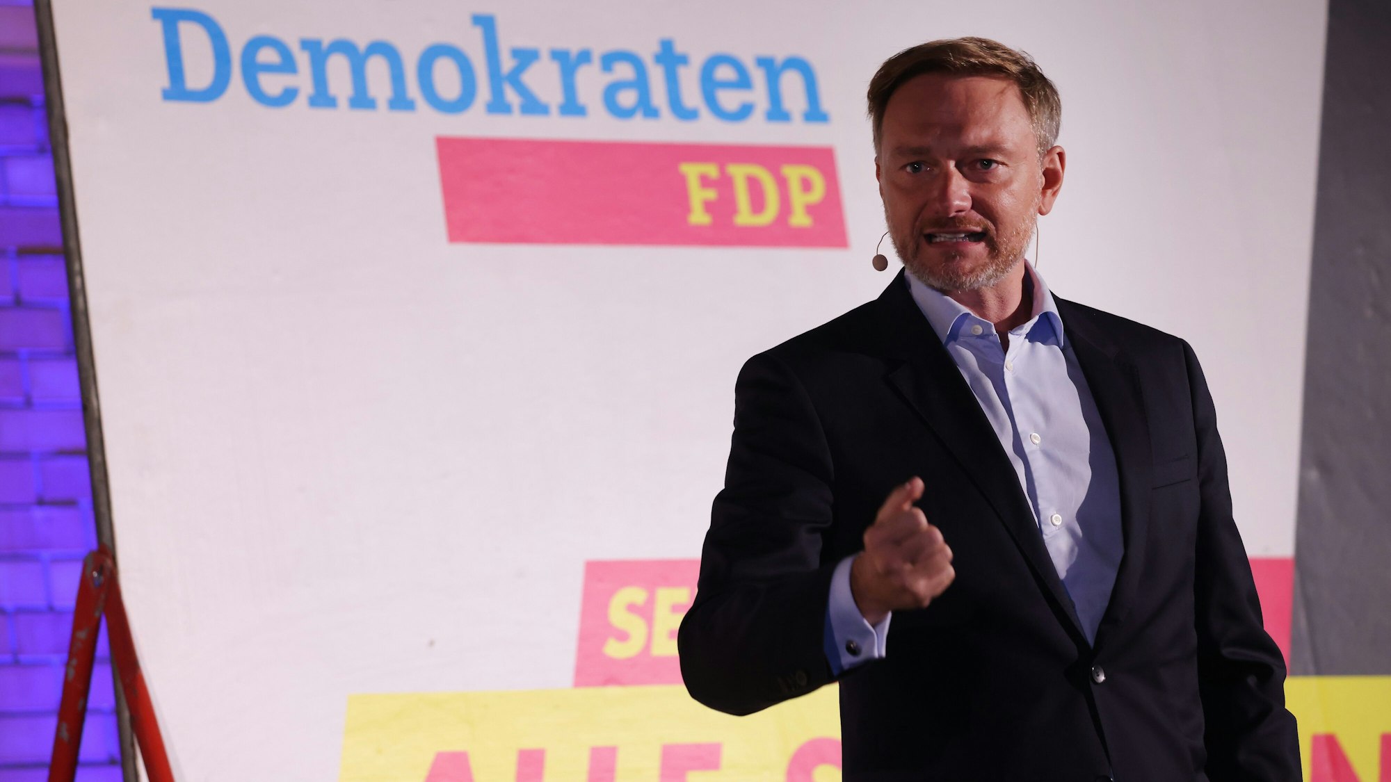 FDP-Chef Christian Lindner beim Wahlkampfabschluss am Freitag (24. September) in Berlin, anschließend ging es am Samstag nach Düsseldorf. In seiner Rede bekam jeder politische Spitzenkandidat sein Fett weg.