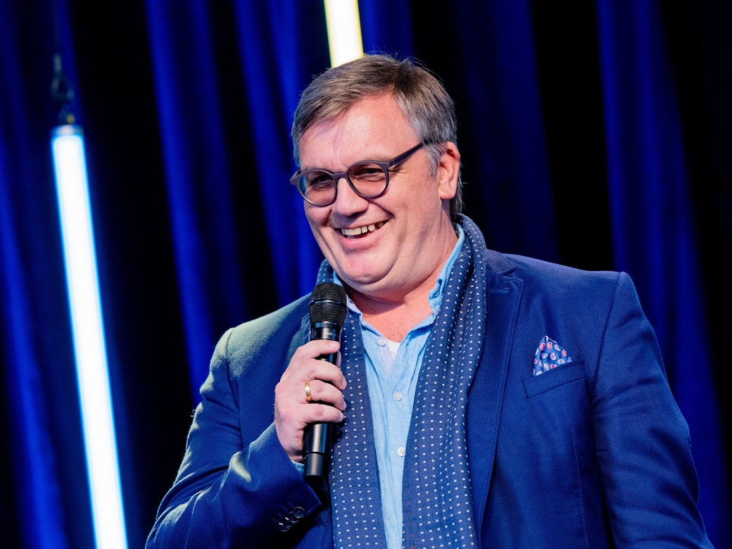 Hape Kerkeling, Moderator und Autor, steht am 30. Juni 2021 im Rahmen des internationalen Literaturfests Lit.Cologne auf der Bühne im Tanzbrunnen.