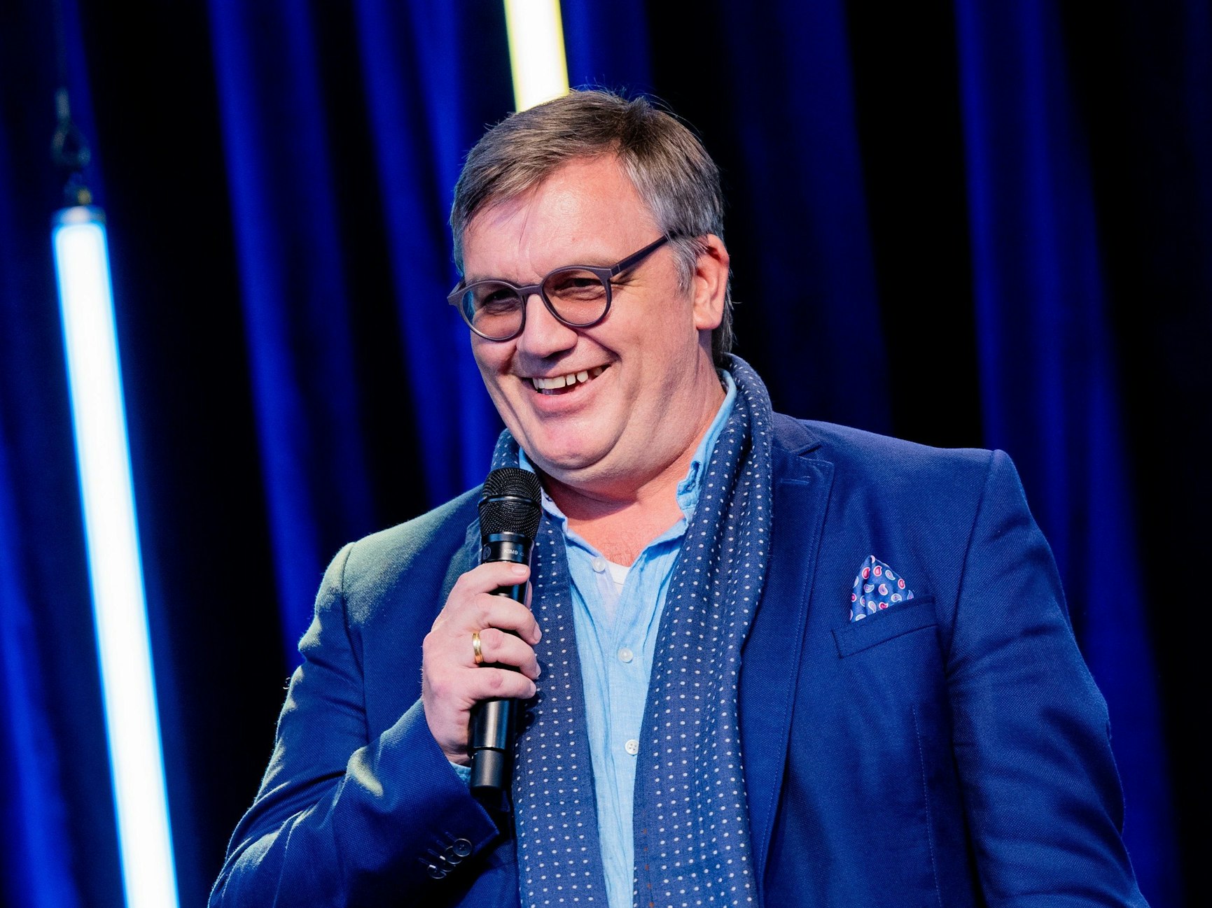 Hape Kerkeling, Moderator und Autor, steht am 30. Juni 2021 im Rahmen des internationalen Literaturfests Lit.Cologne auf der Bühne im Tanzbrunnen.