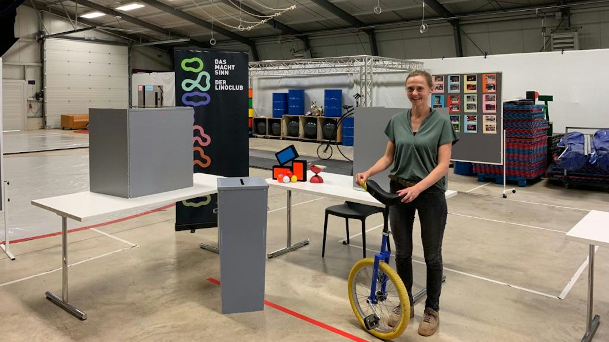 Tine Verfürth mit einem Einrad neben der Wahlurne.