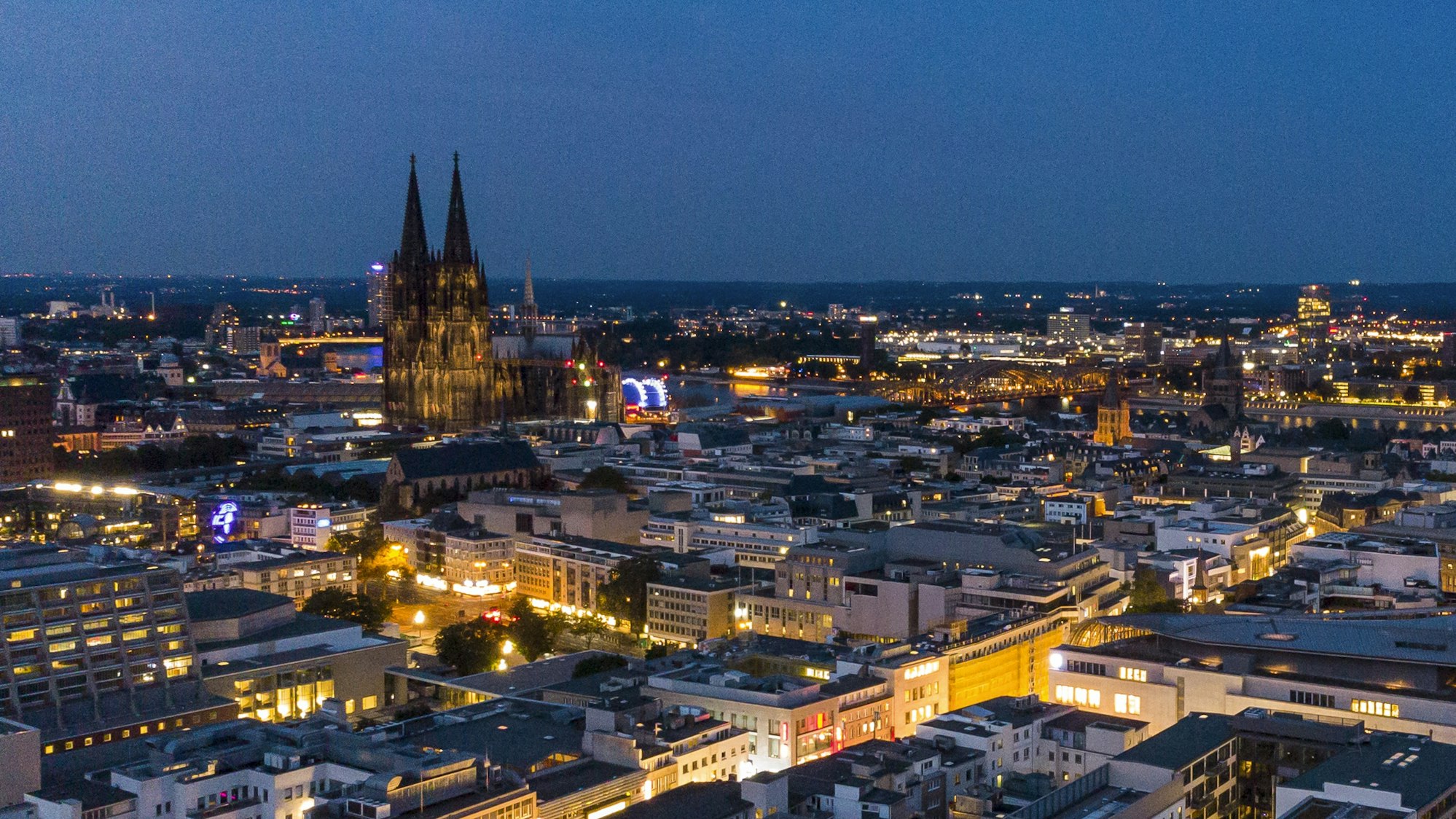 Luftbild der beleuchteten Stadt Köln.