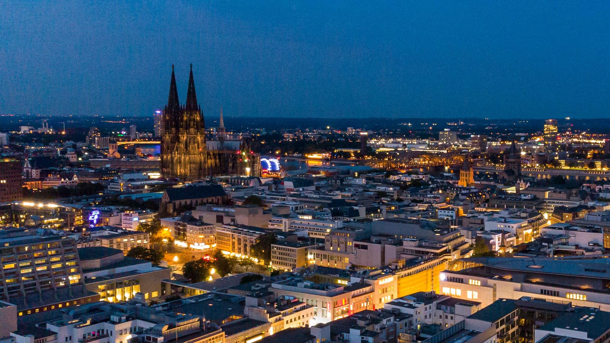 Luftbild der beleuchteten Stadt Köln.
