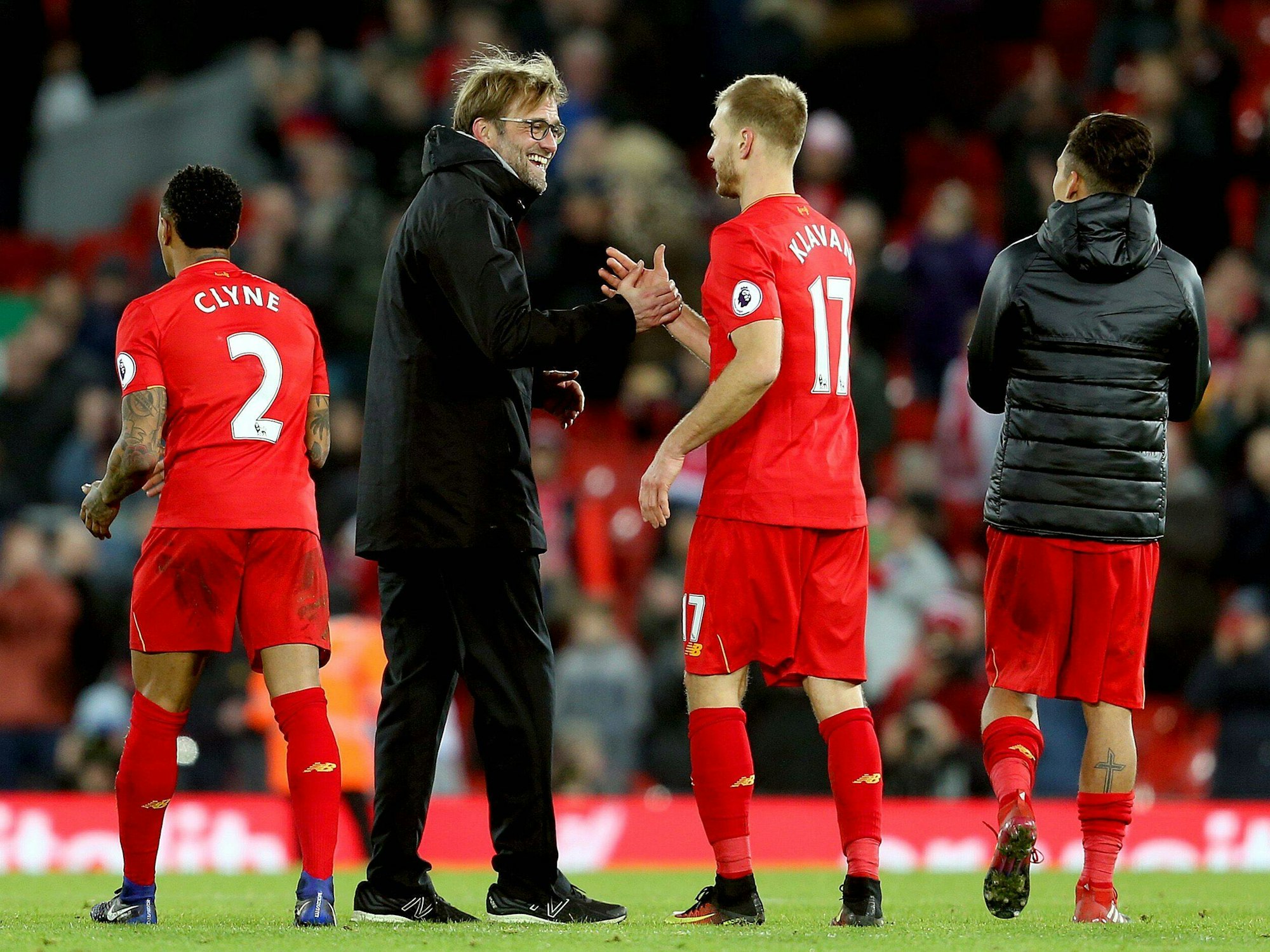 Jürgen Klopp und Ragnar Klavan freuen sich über einen Sieg des FC Liverpool gegen Stoke.