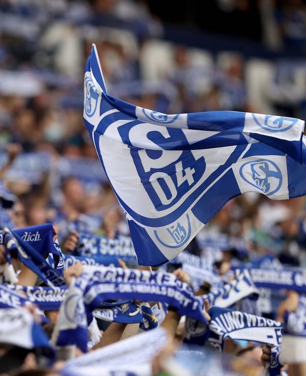 Fans von Schalke 04 heben Schals in die Luft