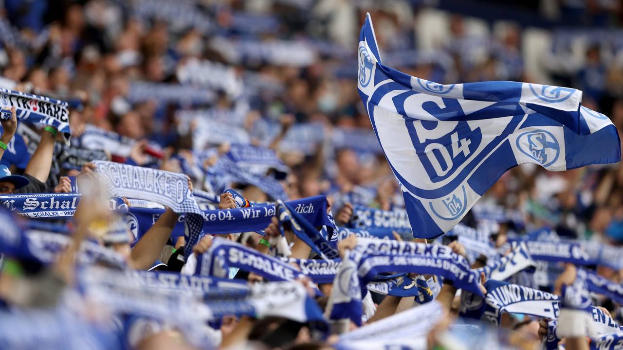 Fans von Schalke 04 heben Schals in die Luft