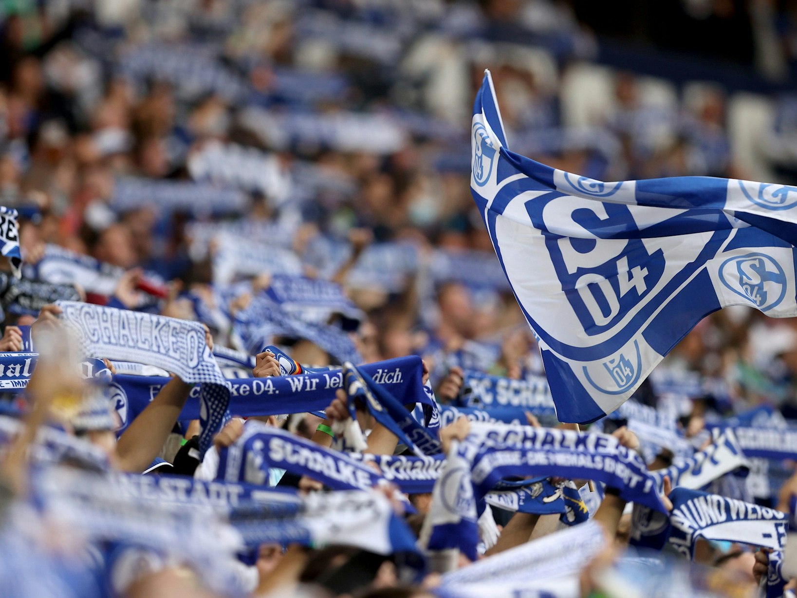 Fans von Schalke 04 heben Schals in die Luft
