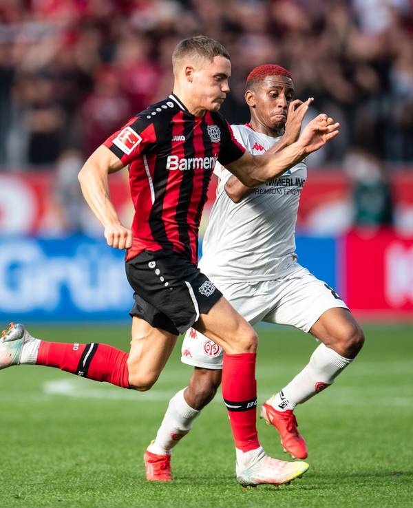 Florian Wirtz im Laufduell mit Leandro Barreiro
