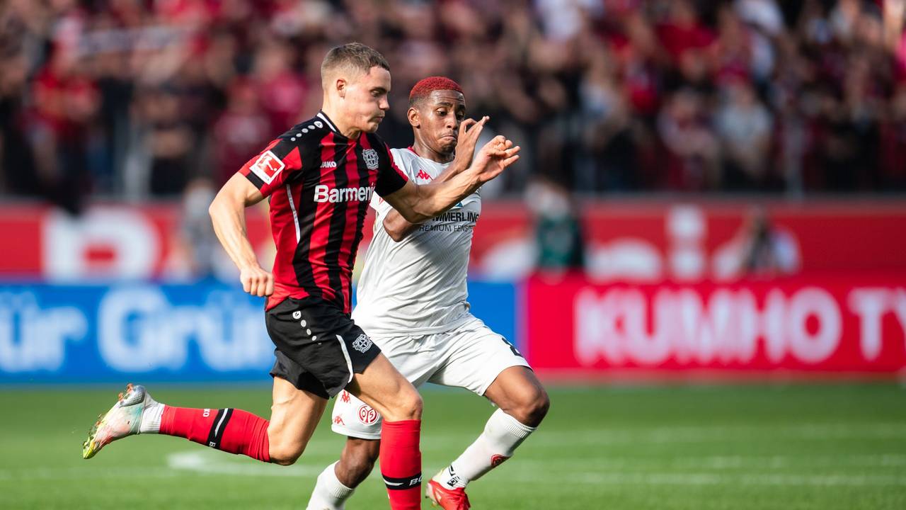 Florian Wirtz im Laufduell mit Leandro Barreiro