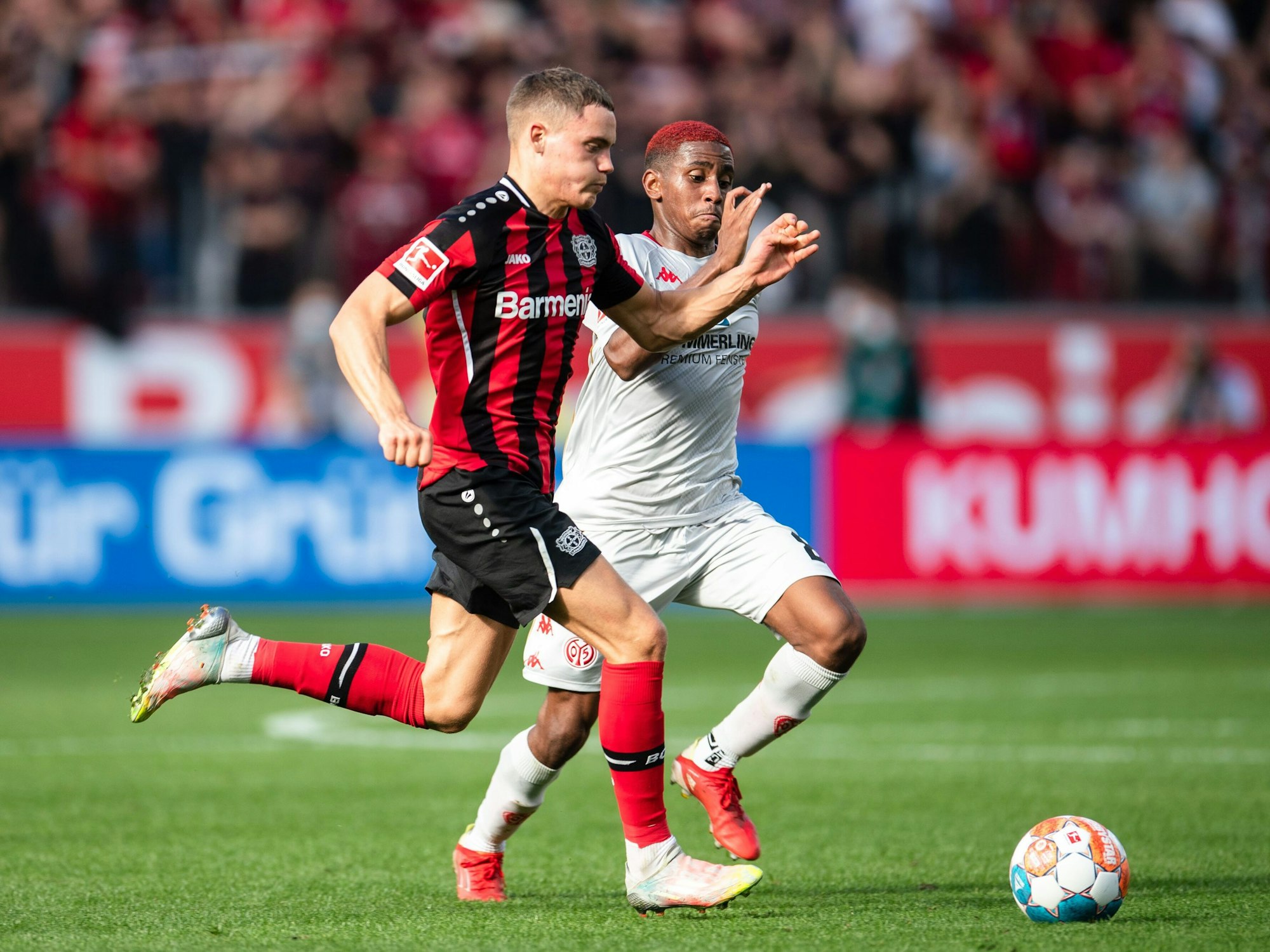 Florian Wirtz im Laufduell mit Leandro Barreiro