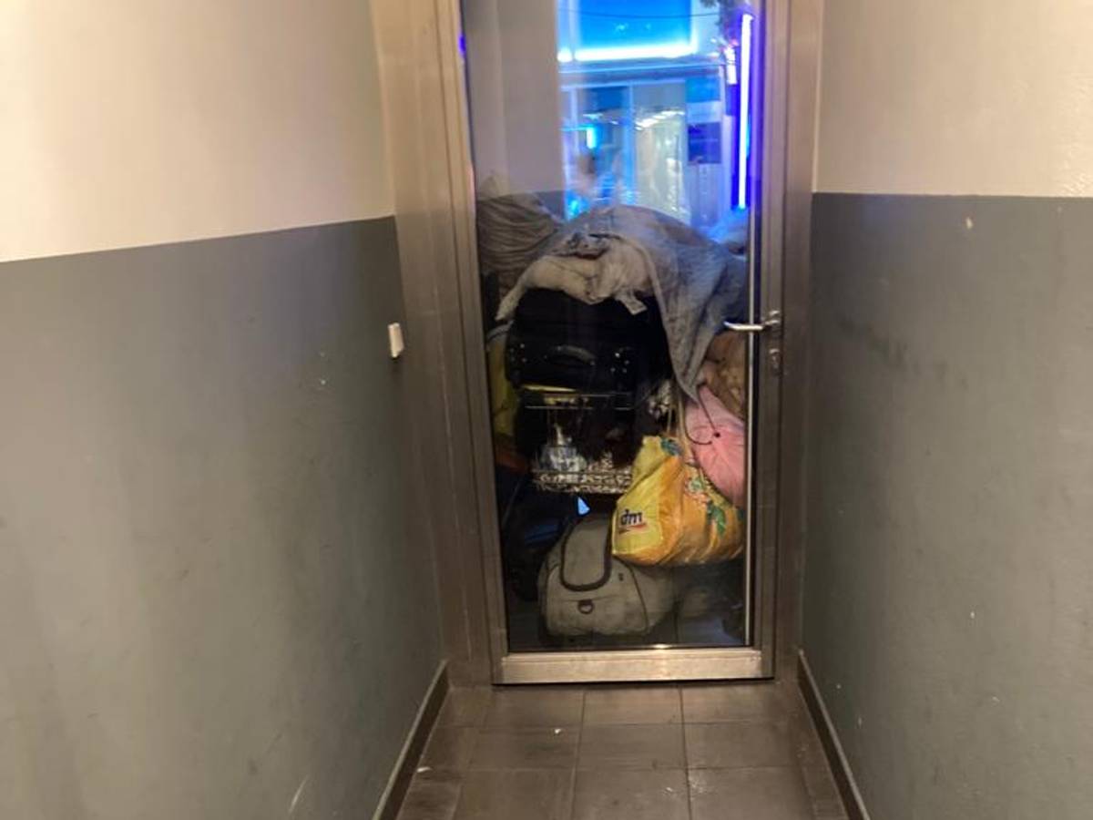 Hauseinang von Obdachlosen blockiert, Schildergasse, honorarfrei an Jan Wördenweber gesendet