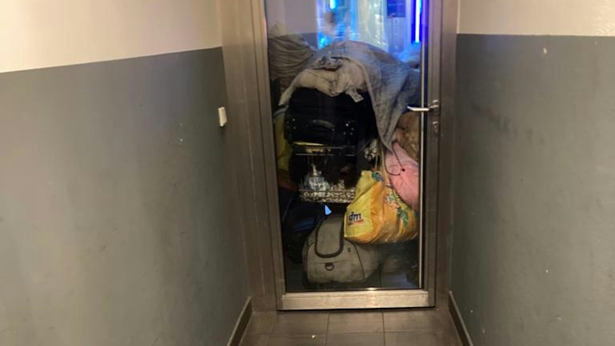 Hauseinang von Obdachlosen blockiert, Schildergasse, honorarfrei an Jan Wördenweber gesendet