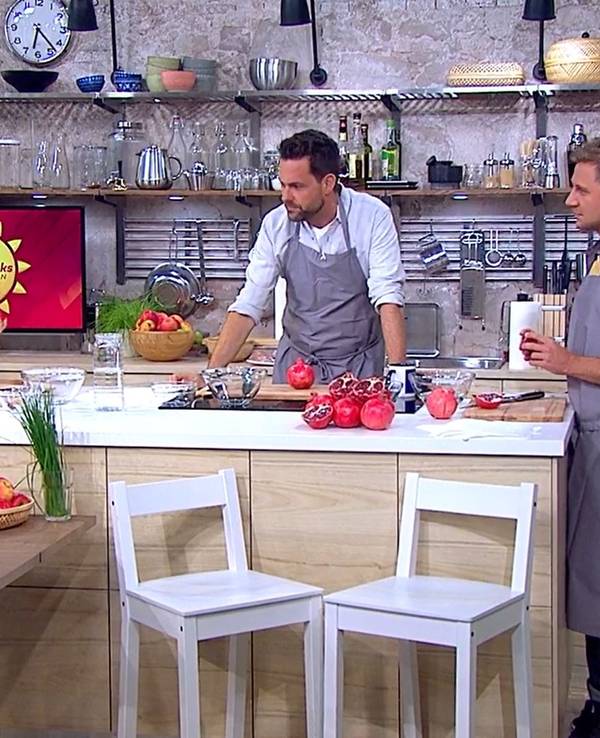 Annika Lau, Matthias Killing und Lukas Haunerland wollen am Freitag, 24. September, zeigen, wie man Granatäpfel schneidet. Lau findet eine Spinne im Apfel und rennt davon.