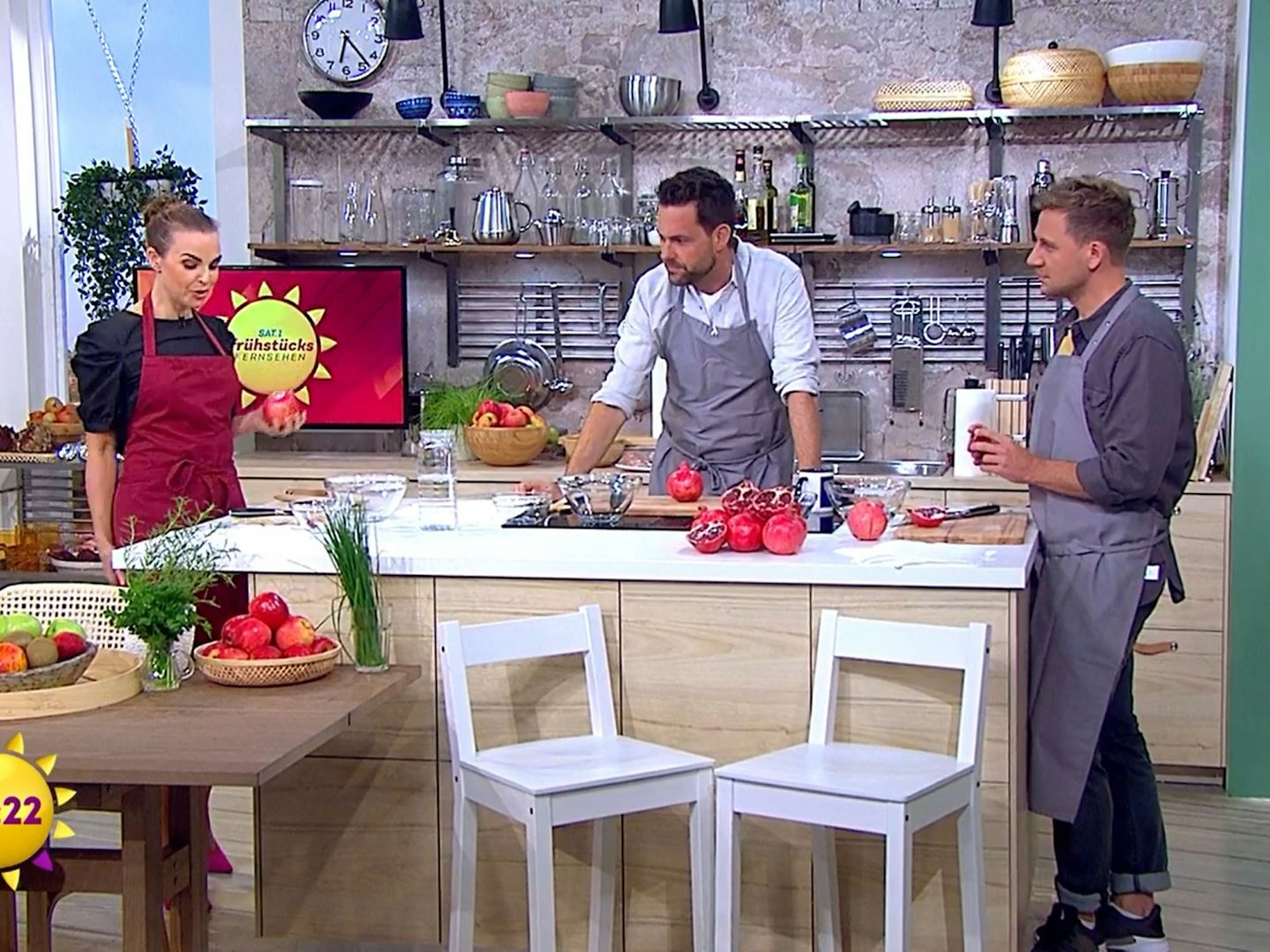 Annika Lau, Matthias Killing und Lukas Haunerland wollen am Freitag, 24. September, zeigen, wie man Granatäpfel schneidet. Lau findet eine Spinne im Apfel und rennt davon.