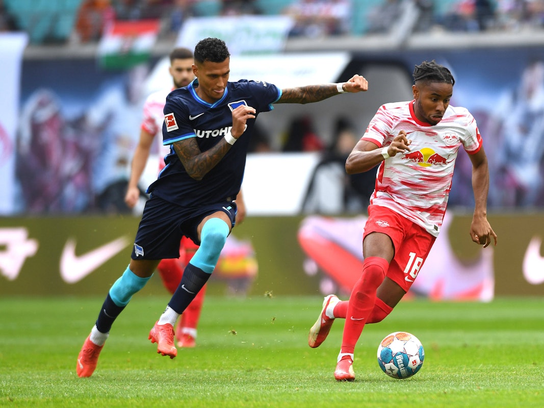 Davie Selke im Laufduell mit Christopher Nkunku