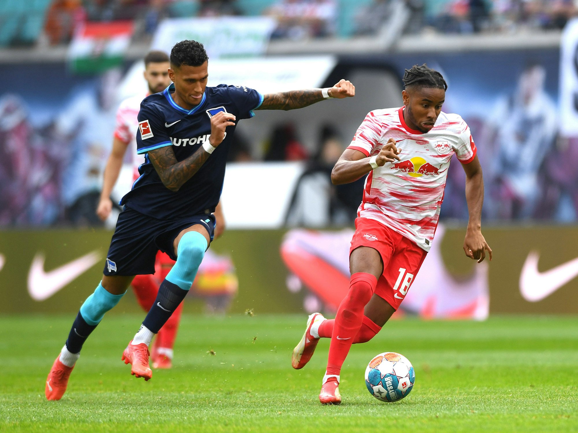 Davie Selke im Laufduell mit Christopher Nkunku