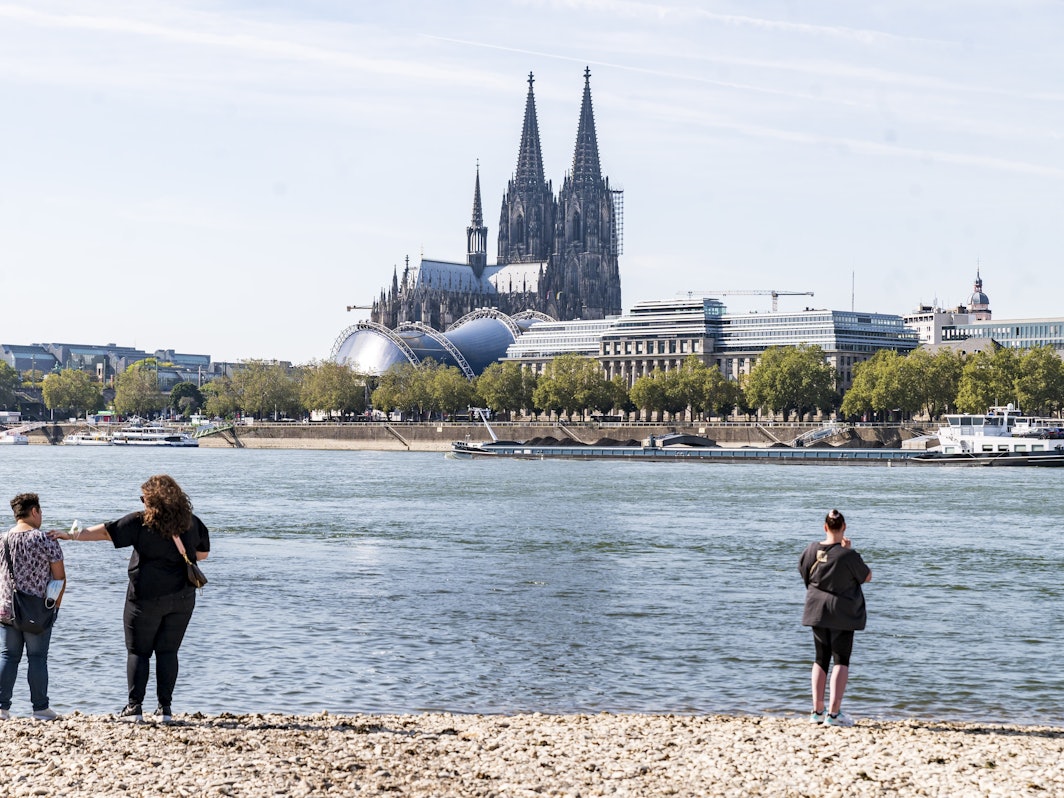 Köln nimmt an einem besonderen Corona-Projekt teil. Das Abwasser wird auf das Virus hin untersucht. Unser Foto zeigt den Rhein am 23. September 2021.