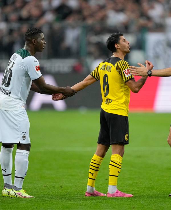 Deniz Aytekin diskutiert beim Bundesliga-Spiel Borussia Mönchengladbach gegen Borussia Dortmund mit Mahmoud Dahoud.