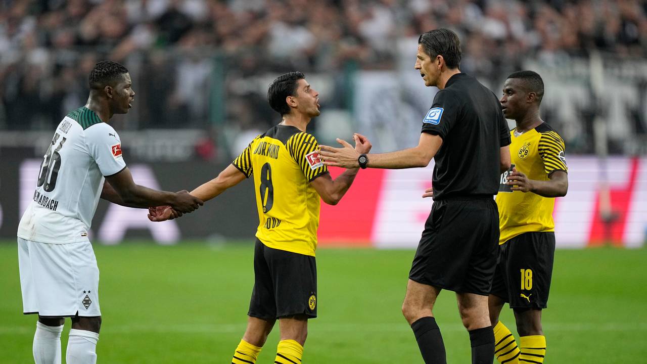 Deniz Aytekin diskutiert beim Bundesliga-Spiel Borussia Mönchengladbach gegen Borussia Dortmund mit Mahmoud Dahoud.