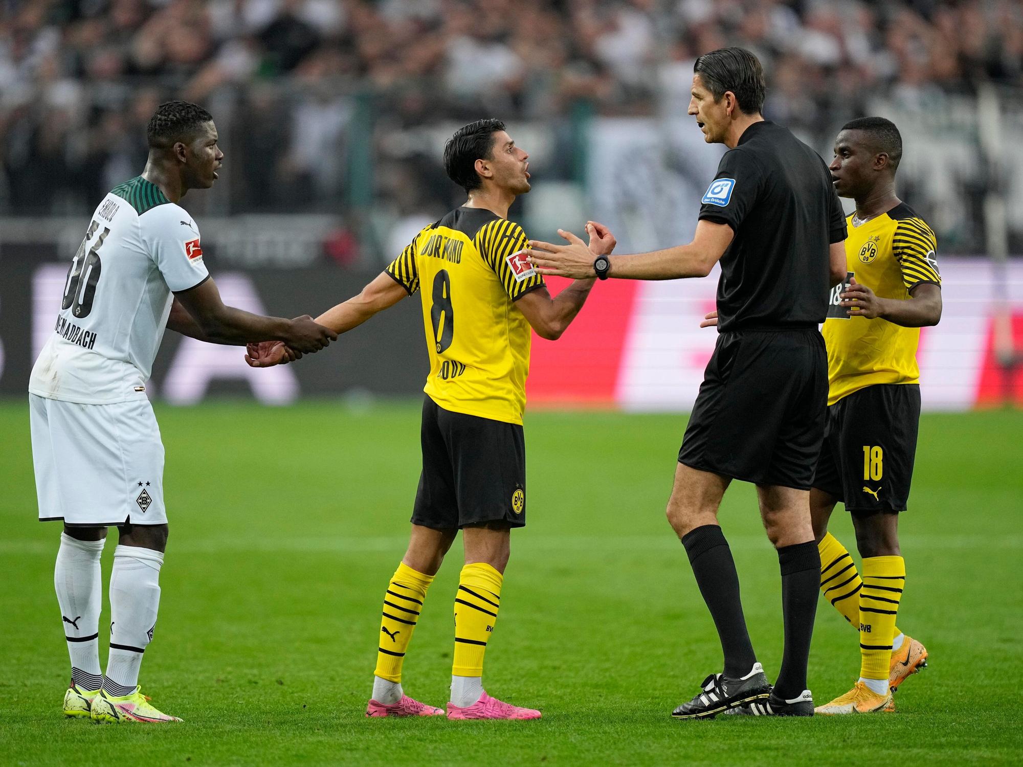 Deniz Aytekin diskutiert beim Bundesliga-Spiel Borussia Mönchengladbach gegen Borussia Dortmund mit Mahmoud Dahoud.