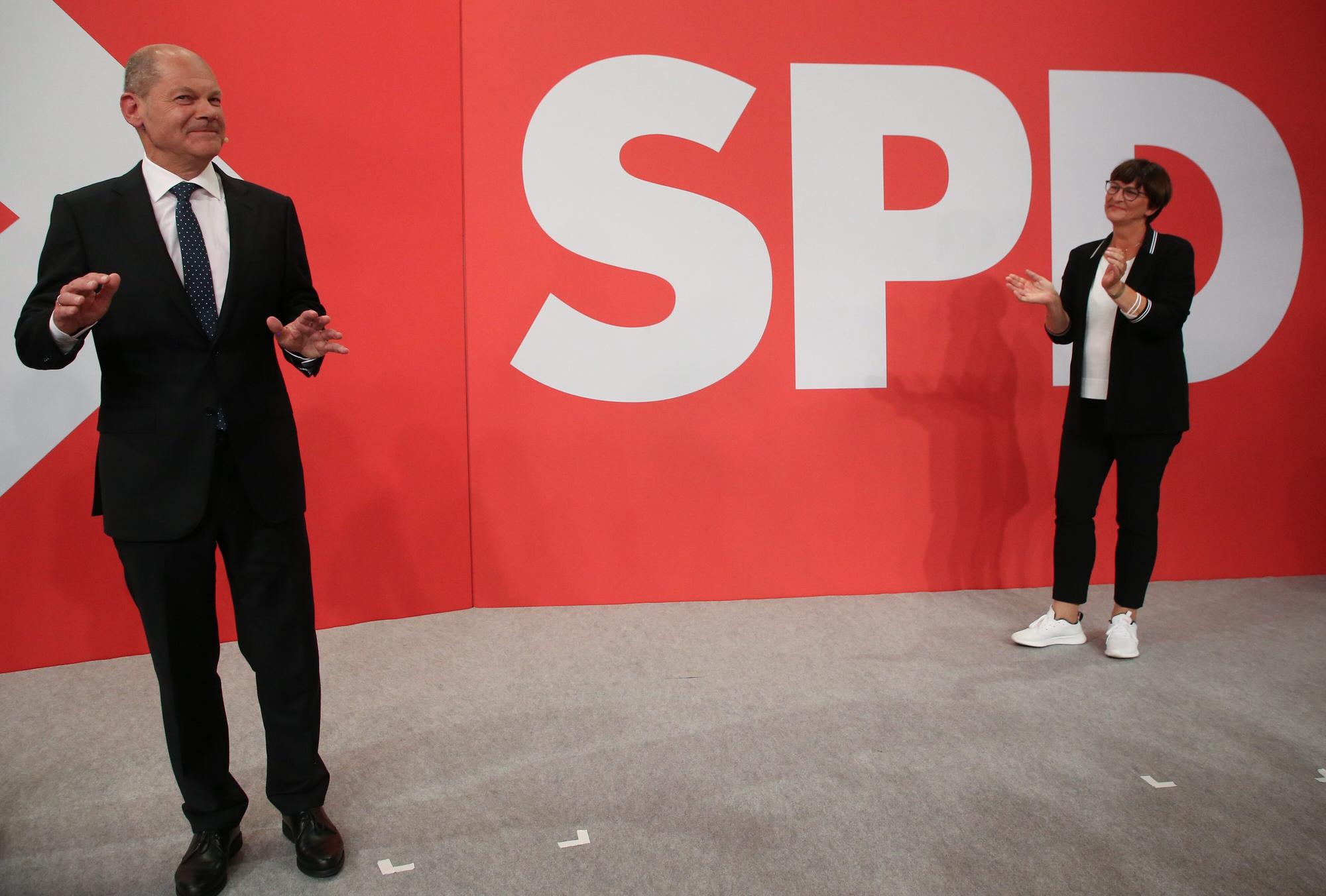 Olaf Scholz, Finanzminister und SPD-Kanzlerkandidat, gestikuliert während der Wahlparty im Willy-Brandt-Haus.