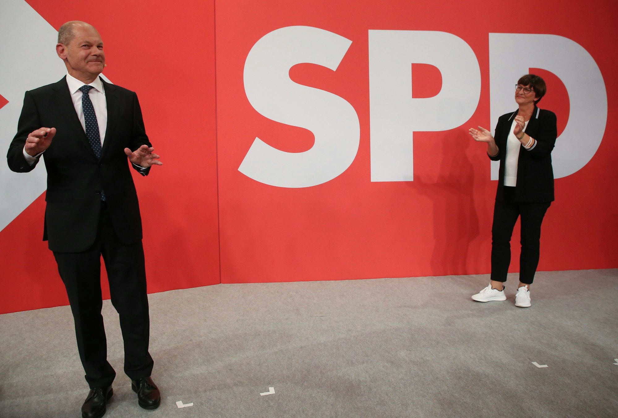 Olaf Scholz, Finanzminister und SPD-Kanzlerkandidat, gestikuliert während der Wahlparty im Willy-Brandt-Haus.