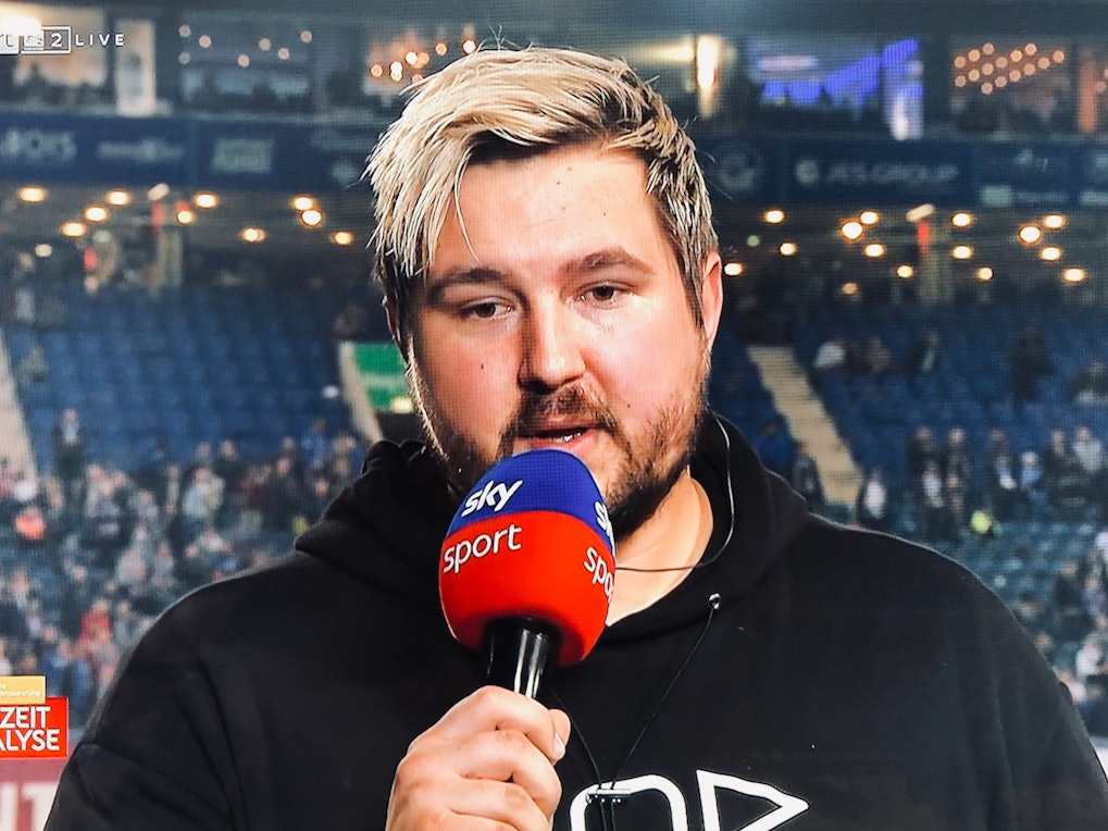 Kevin Pannewitz am Sky-Mikrofon