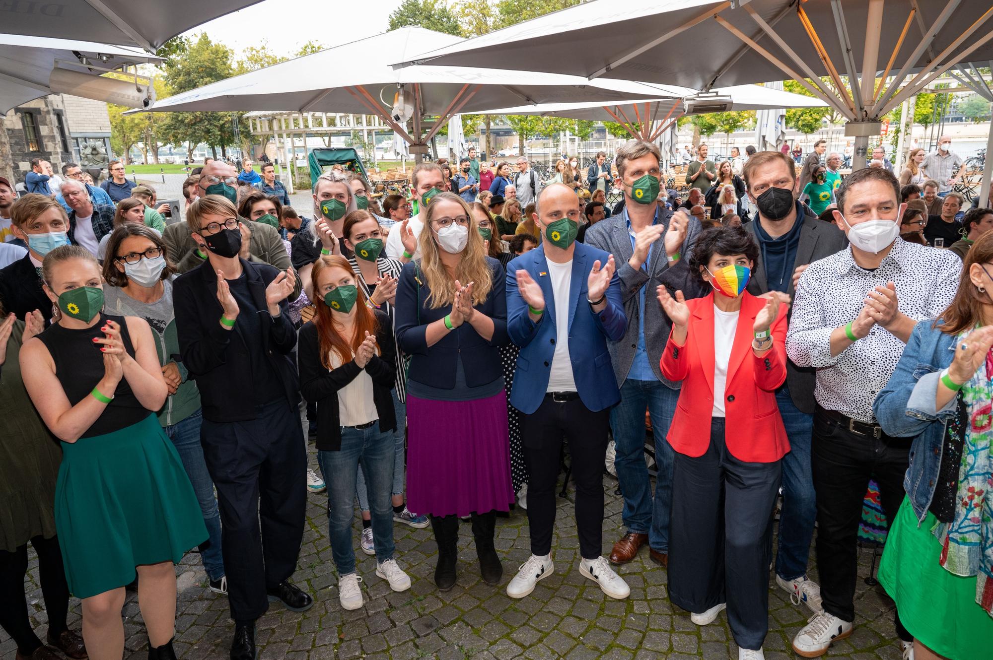 Die Direktkandidaten der Grünen Katharina Dröge und
Sven Lehmann bei der Wahlparty in der ständigen Ex-Vertretung.