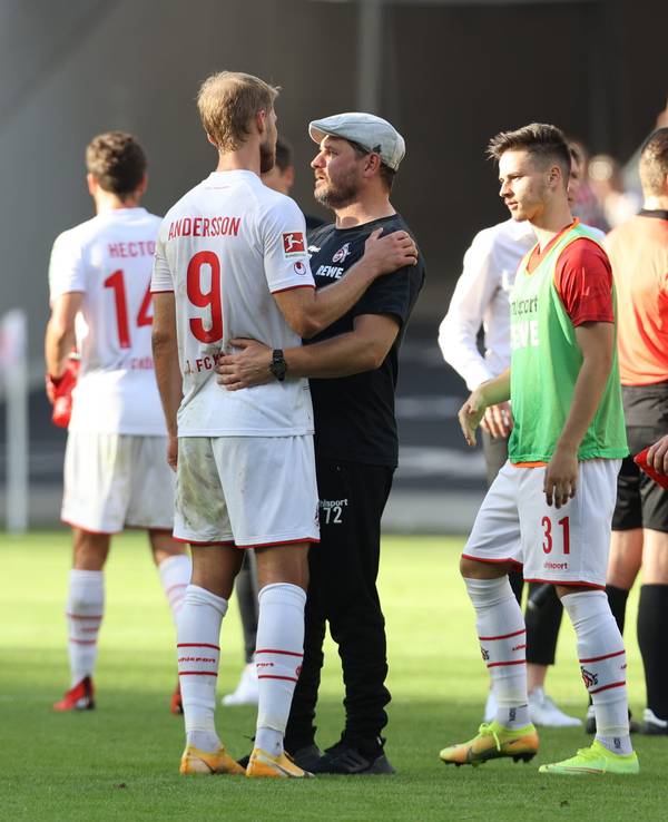 Steffen Baumgart vom 1. FC Köln Sebastian Andersson in den Arm.
