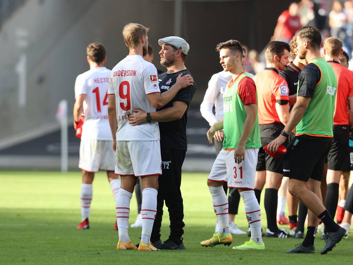 Steffen Baumgart vom 1. FC Köln Sebastian Andersson in den Arm.