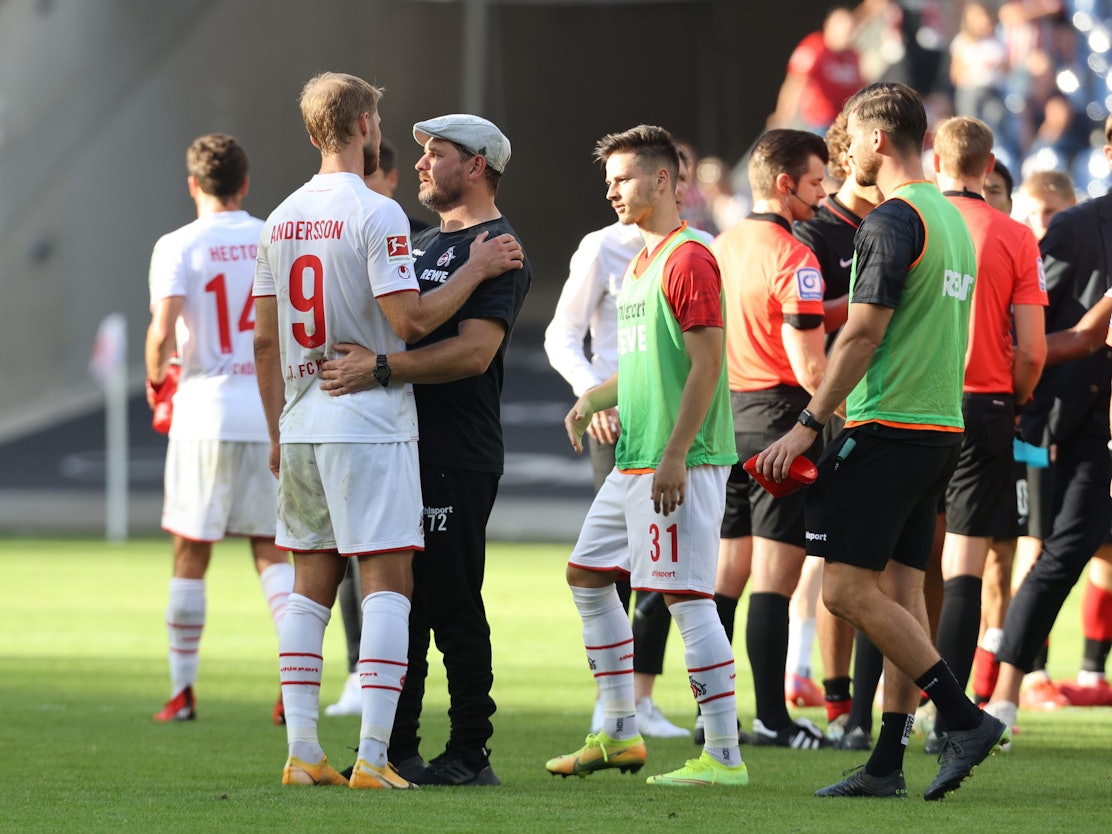 Steffen Baumgart vom 1. FC Köln Sebastian Andersson in den Arm.