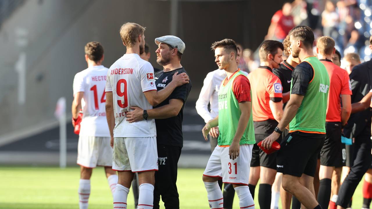 Steffen Baumgart vom 1. FC Köln Sebastian Andersson in den Arm.