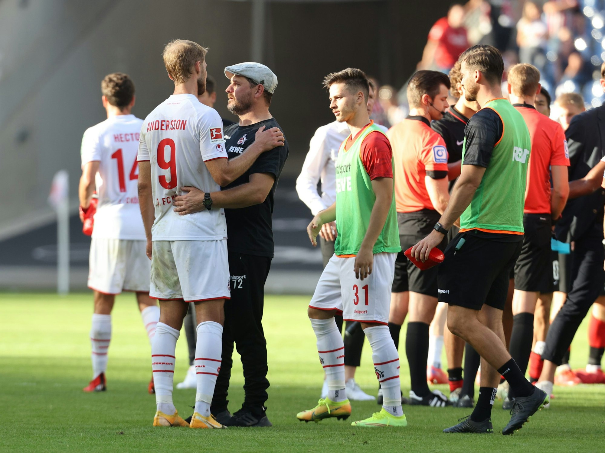 Steffen Baumgart umarmt Sebastian Andersson nach dem 1:1 des 1. FC Köln bei Eintracht Frankfurt.