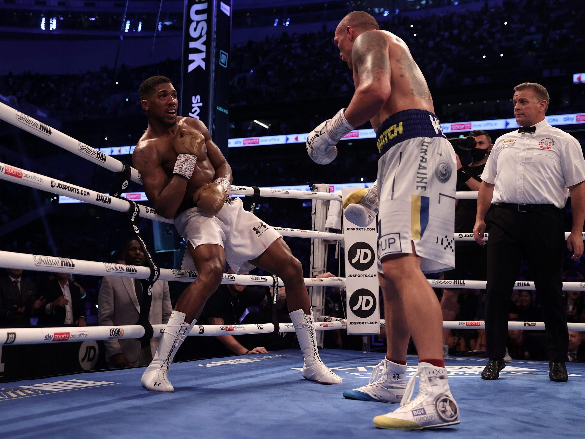 Oleksandr Usyk bringt Anthony Joshua im Ring in Bedrängnis.